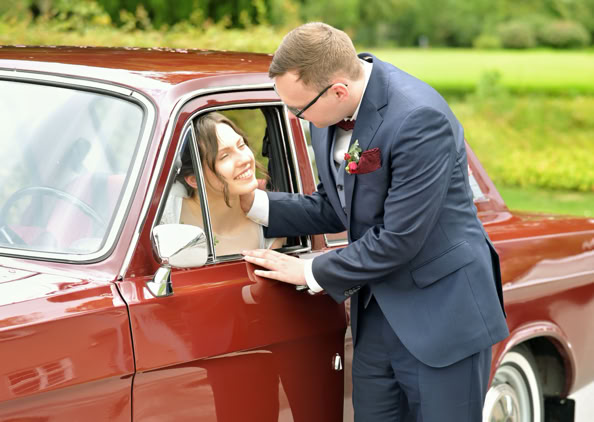 Foto Hochzeitspaar mit Oldtimer